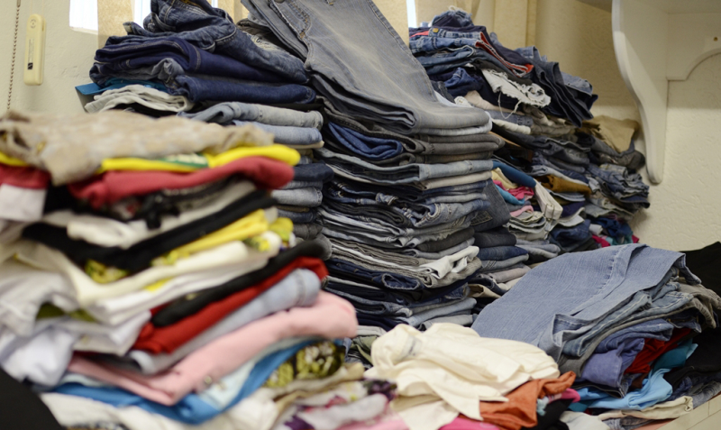 Iniciada a distribuição de roupas da campanha do agasalho do CRAS Viva Bem
